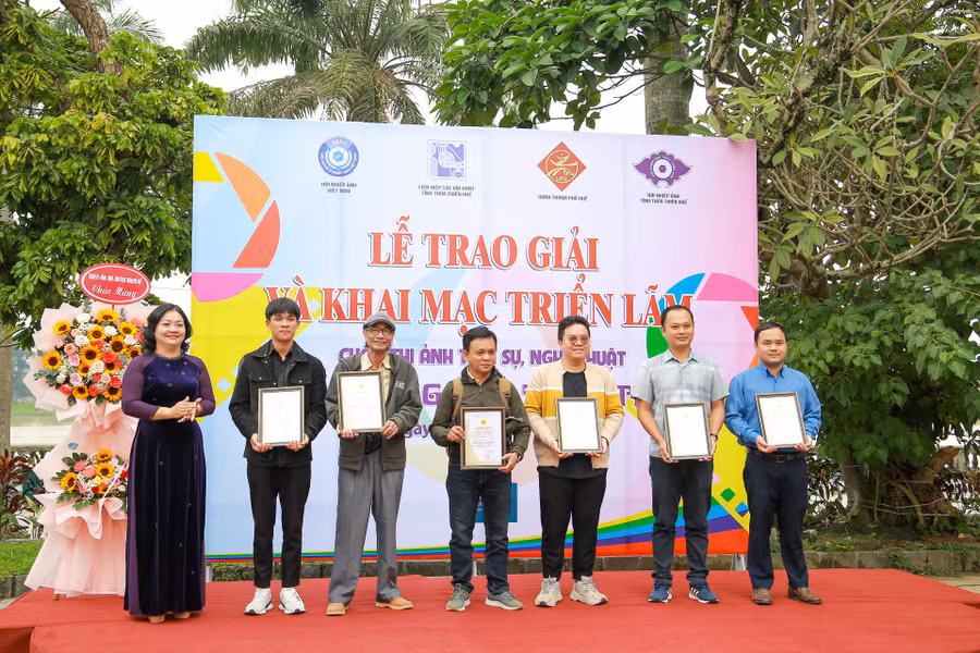 Trao giấy chứng nhận cho các tác giả tham gia cuộc thi.