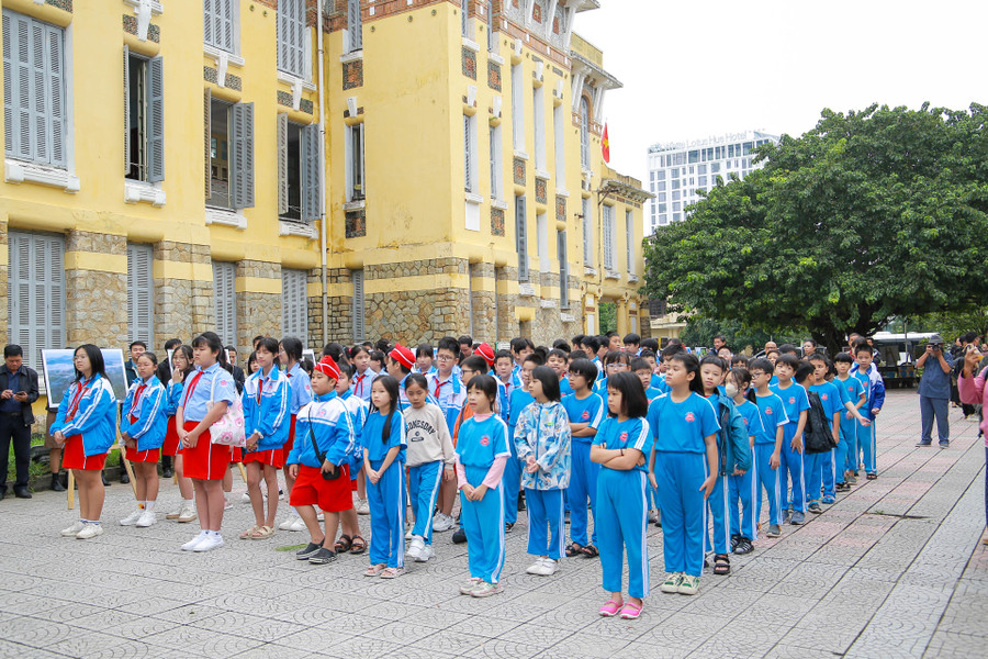Rất đông học sinh đến tham quan không gian triển lãm "Huế - vùng đất thân thiện". Rất đông học sinh đến tham quan không gian triển lãm "Huế - vùng đất thân thiện".