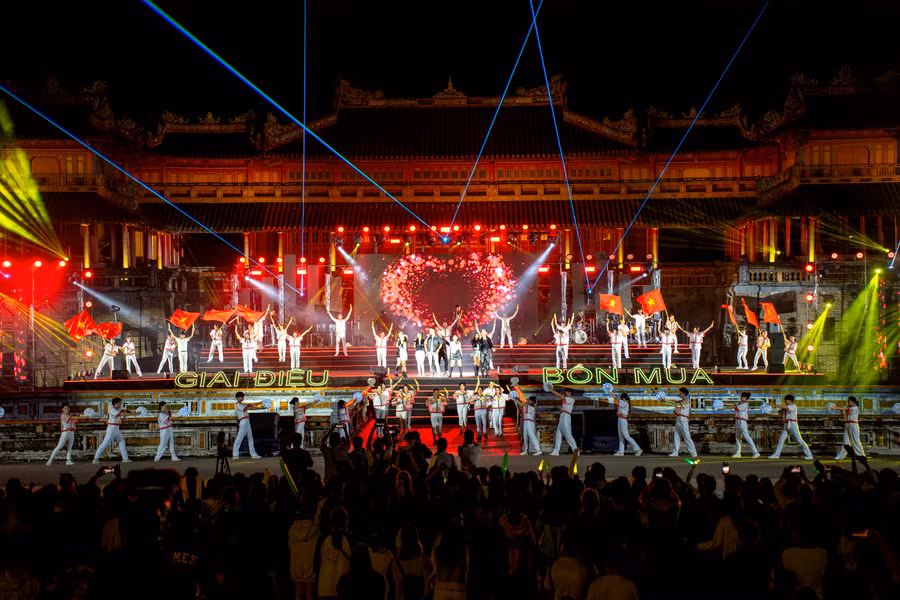 Buổi lễ khai mạc diễn ra với chương trình nghệ thuật đặc sắc, kết hợp cùng âm thanh, ánh sáng tạo hiện đại nên không khí vui tươi, sôi động làm mãn nhãn người xem. (Ảnh: Đ.Hoàng).