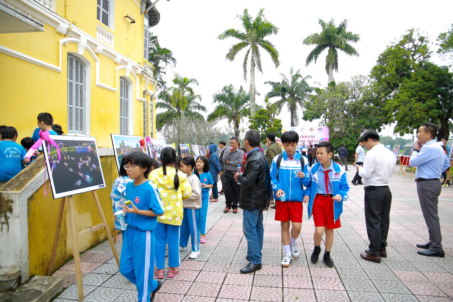 Nhiều học sinh thích thú khi được tham quan trải nghiệm không gian triển lãm ảnh nghệ thuật. Nhiều học sinh thích thú khi được tham quan trải nghiệm không gian triển lãm ảnh nghệ thuật.