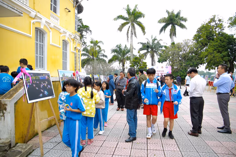 Nhiều học sinh thích thú khi được tham quan trải nghiệm không gian triển lãm ảnh nghệ thuật.