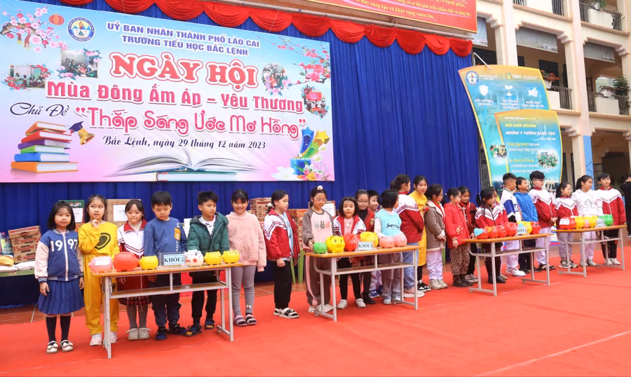 Lan toả yêu thương tới trò nghèo, khó khăn thiệt thòi