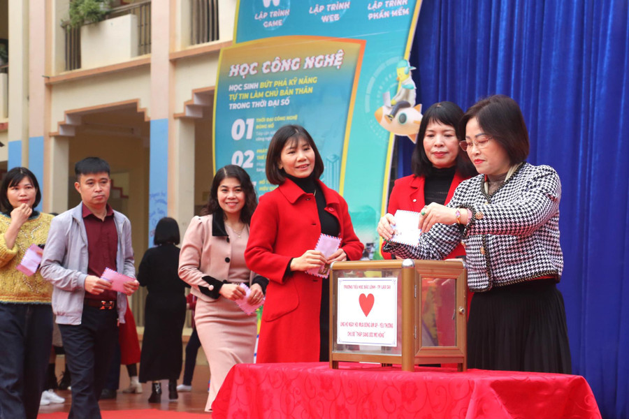 Đại biểu, cán bộ, giáo viên, phụ huynh tham gia ủng hộ.