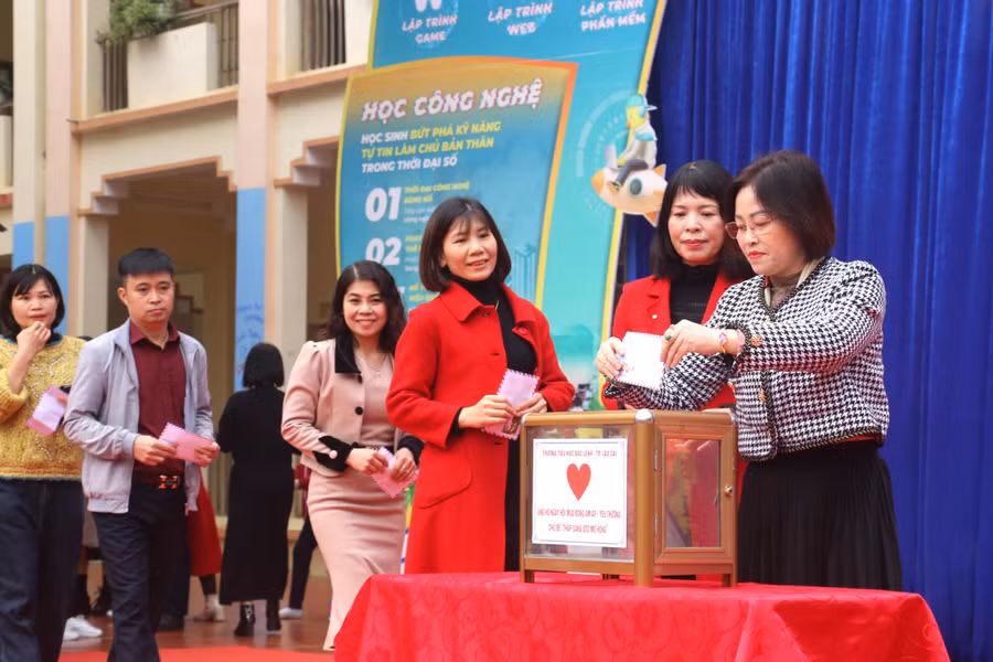 Đại biểu, cán bộ, giáo viên, phụ huynh tham gia ủng hộ.