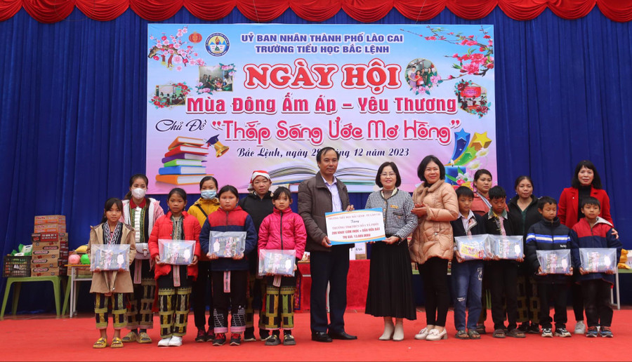 Món quà ý nghĩa trước thềm Tết Nguyên đán với học sinh vùng khó.