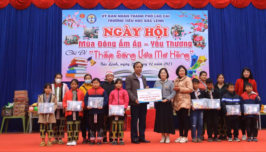 Món quà ý nghĩa trước thềm Tết Nguyên đán với học sinh vùng khó.