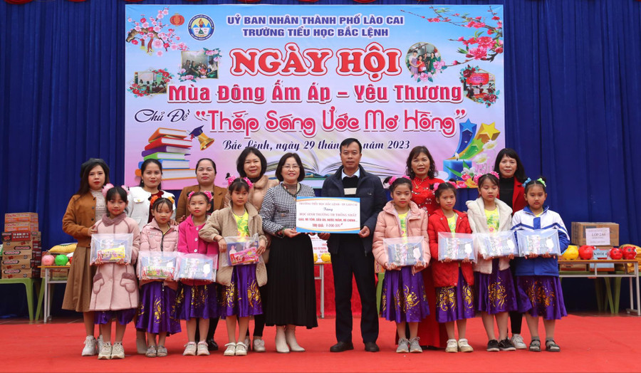 Hoạt động giáo dục học sinh tình yêu thương, sẻ chia với học sinh khó khăn.