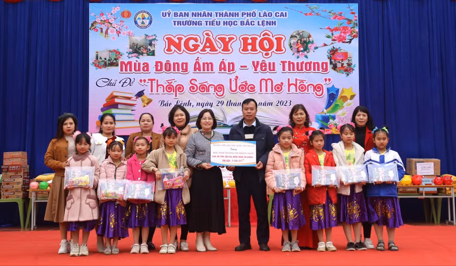 Hoạt động giáo dục học sinh tình yêu thương, sẻ chia với học sinh khó khăn.