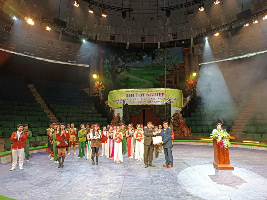 Bộ Thông tin, Văn hóa và Du lịch Lào đã tặng bằng khen Trường TCNTX&amp;TK Việt Nam.