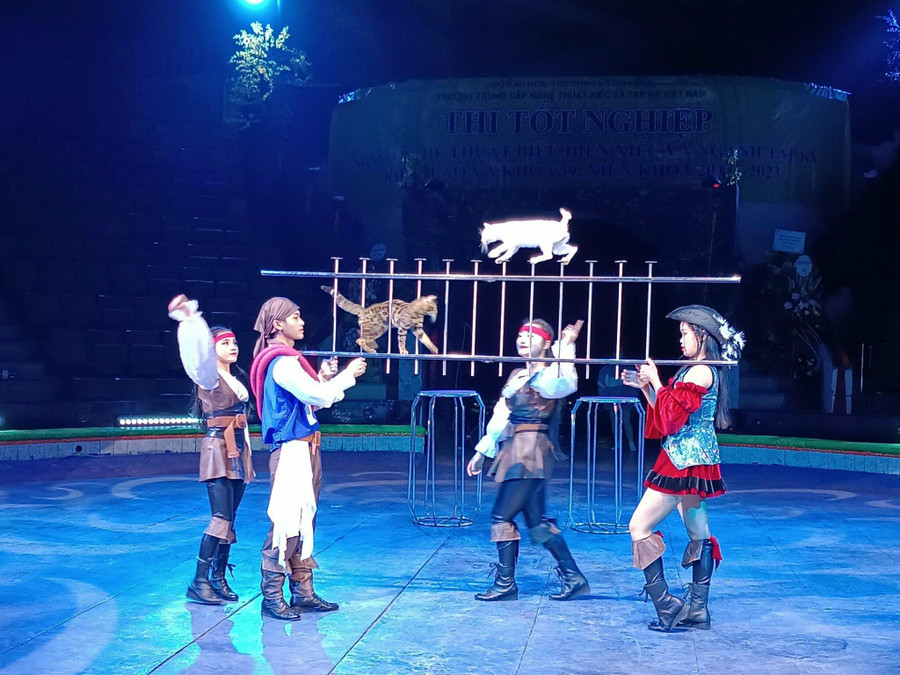 Học sinh Lào được đào tạo toàn diện nghệ thuật Xiếc.