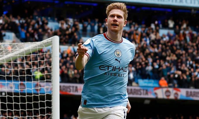De Bruyne được bình chọn tiền vệ hay nhất lịch sử Ngoại hạng Anh. De Bruyne được bình chọn tiền vệ hay nhất lịch sử Ngoại hạng Anh.