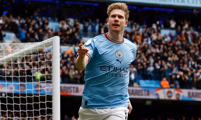 De Bruyne được bình chọn tiền vệ hay nhất lịch sử Ngoại hạng Anh. De Bruyne được bình chọn tiền vệ hay nhất lịch sử Ngoại hạng Anh.