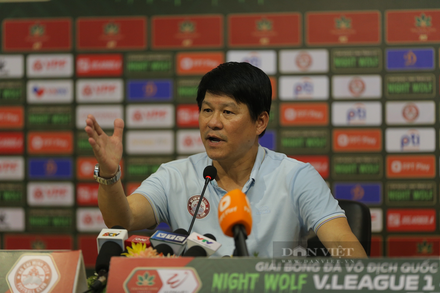 HLV Vũ Tiến Thành bất ngờ khen trọng tài có tâm.