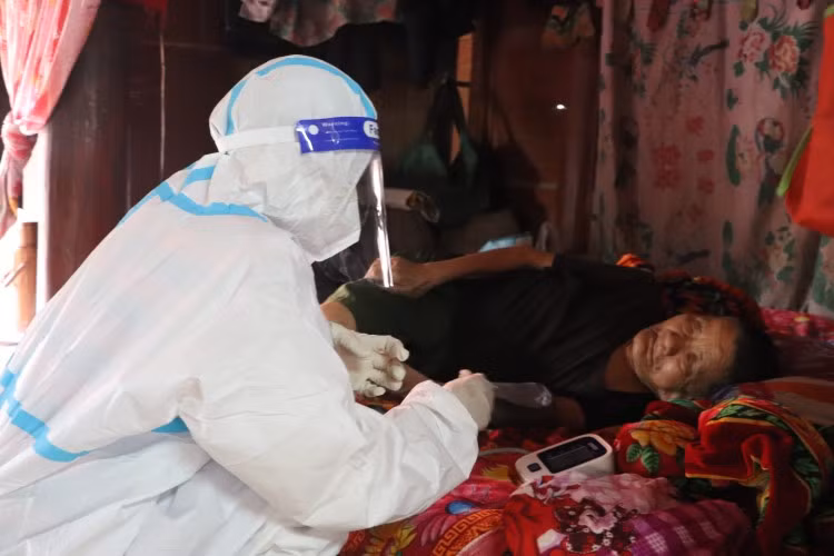 Tổ tiêm chủng lưu động phường Noong Bua khám sàng lọc sức khỏe trước tiêm cho người dân.