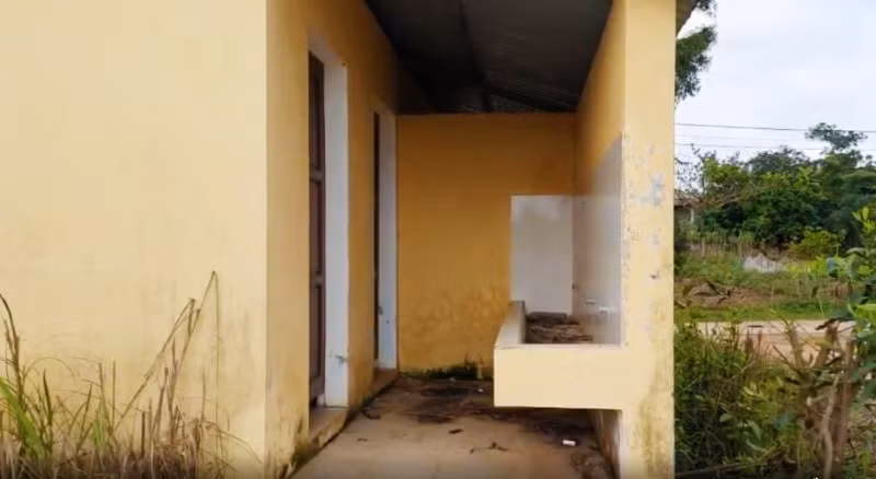 Khu nhà vệ sinh của trường vì không được bảo quản đã xuống cấp.