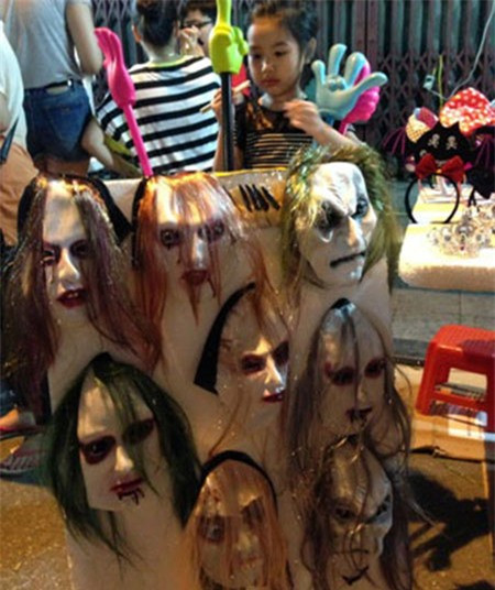 Tóc giả, mặt nạ tràn lan Mô tả ảnh.