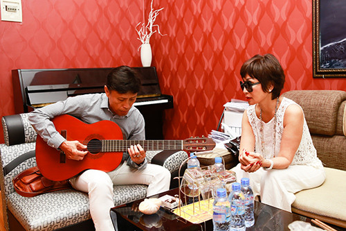Tuấn Ngọc ôm guitar tập hát cùng Khánh Hà ảnh 7 Tuấn Ngọc ôm guitar tập hát cùng Khánh Hà - 7