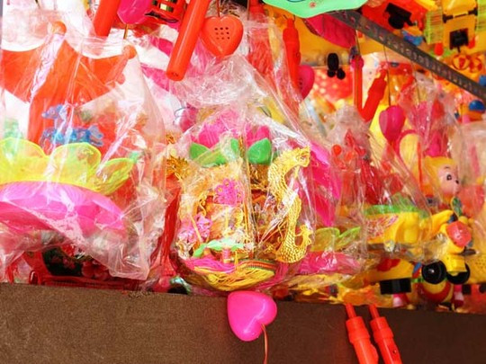 Đèn lồng Trung Quốc làm bằng nhựa không an toàn Mô tả ảnh.