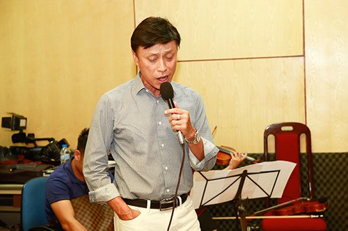 Tuấn Ngọc ôm guitar tập hát cùng Khánh Hà ảnh 2 Tuấn Ngọc ôm guitar tập hát cùng Khánh Hà - 2