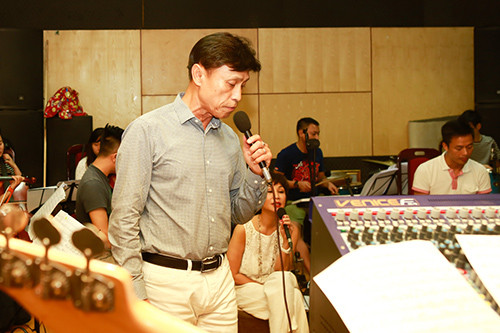 Tuấn Ngọc ôm guitar tập hát cùng Khánh Hà ảnh 3 Tuấn Ngọc ôm guitar tập hát cùng Khánh Hà - 3