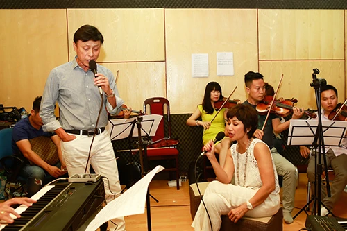 Tuấn Ngọc ôm guitar tập hát cùng Khánh Hà