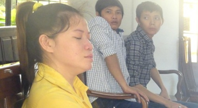 Giọt nước mắt muộn màng của bà mẹ 9x tưới xăng thiêu con gái