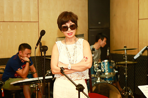 Tuấn Ngọc ôm guitar tập hát cùng Khánh Hà ảnh 4 Tuấn Ngọc ôm guitar tập hát cùng Khánh Hà - 4