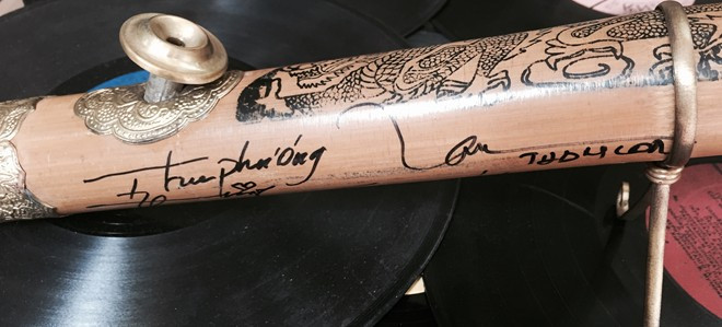 Chiếc điếu cày đặc biệt của Bằng Kiều với chữ ký của nhiều nghệ sĩ nổi tiếng là tâm điểm quan tâm của báo giới. Khi nghệ sĩ không hot bằng… cái điếu cày