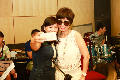 Tuấn Ngọc ôm guitar tập hát cùng Khánh Hà ảnh 5 Tuấn Ngọc ôm guitar tập hát cùng Khánh Hà - 5