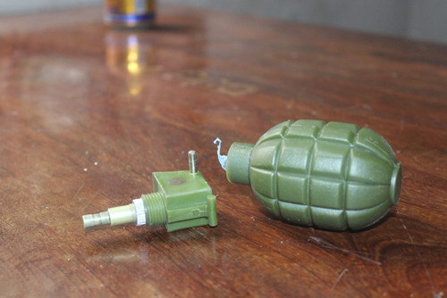 Đồ chơi hình lựu đạn Mô tả ảnh.