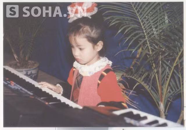  Ảnh chụp Mi Vân năm 4 tuổi, lúc này cô đã học chơi piano. 