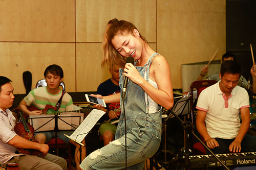 Tuấn Ngọc ôm guitar tập hát cùng Khánh Hà ảnh 8 Tuấn Ngọc ôm guitar tập hát cùng Khánh Hà - 8