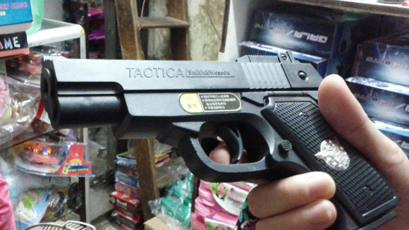 Đồ chơi hình súng bạo lực Mô tả ảnh.