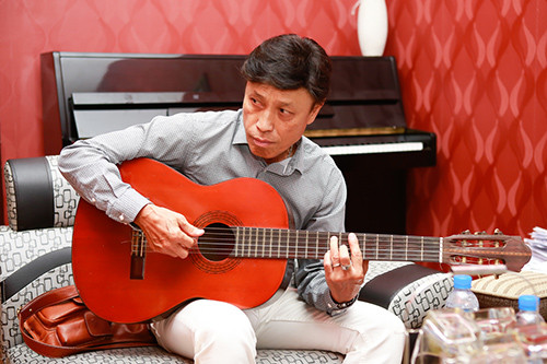 Tuấn Ngọc ôm guitar tập hát cùng Khánh Hà ảnh 6 Tuấn Ngọc ôm guitar tập hát cùng Khánh Hà - 6