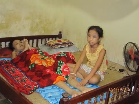 Lan Hương bên cạnh xoa bóp cho mẹ bị ung thư vú trước khi mẹ cháu mất.