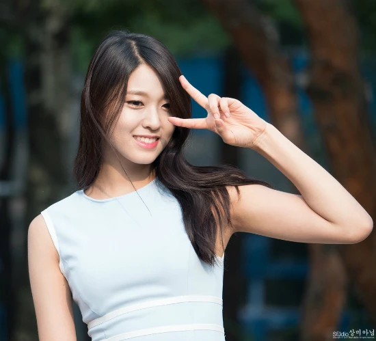 Seol Hyun lộ da đen, mặt quê khi không trang điểm