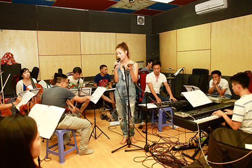 Tuấn Ngọc ôm guitar tập hát cùng Khánh Hà ảnh 9 Tuấn Ngọc ôm guitar tập hát cùng Khánh Hà - 9