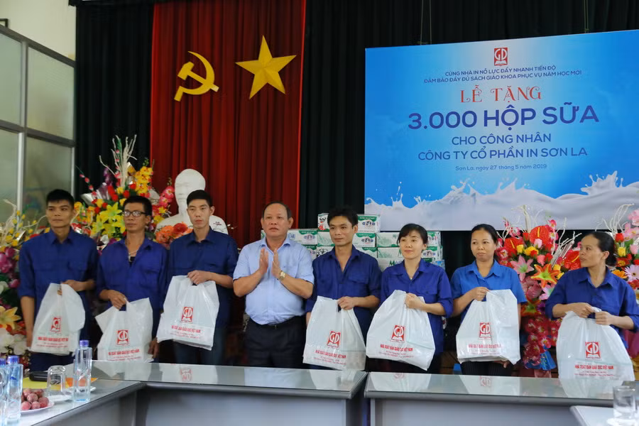 Các công nhân rất phấn khởi khi nhận món quà từ lãnh đạo NXB Giáo dục Việt Nam Các công nhân rất phấn khởi khi nhận món quà từ lãnh đạo NXB Giáo dục Việt Nam