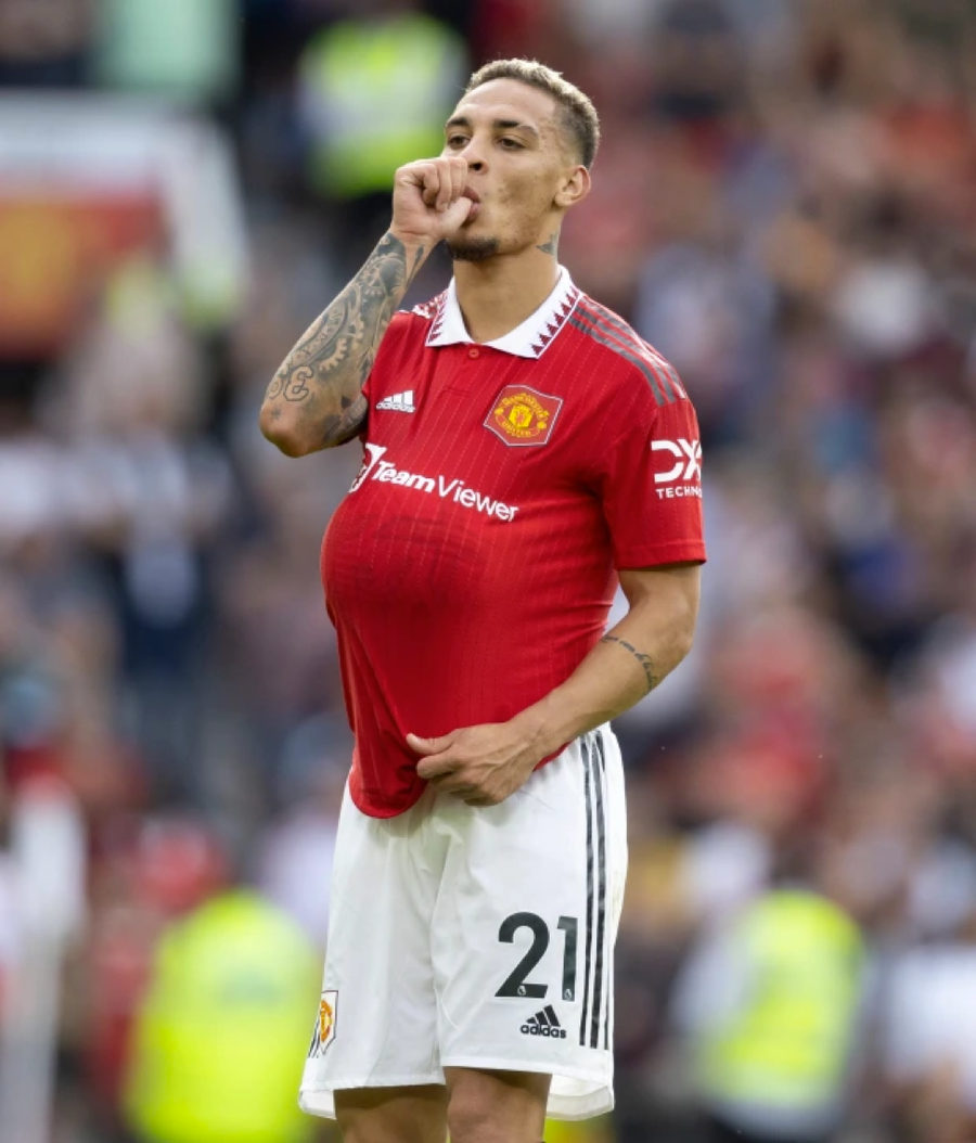 4 biểu cảm ‘đặc biệt’ mừng bàn thắng đầu tiên cho Man Utd của tân binh Antony Santos. 4 biểu cảm ‘đặc biệt’ mừng bàn thắng đầu tiên cho Man Utd của tân binh Antony Santos.