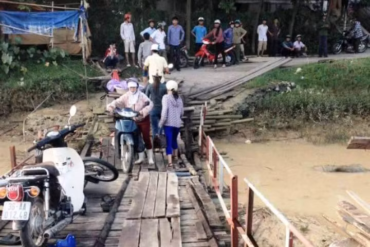 Hai người thương vong khi đi qua cầu phao