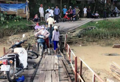 Hai người thương vong khi đi qua cầu phao - Ảnh 1 Hai nguoi thuong vong khi di qua cau phao - Anh 1