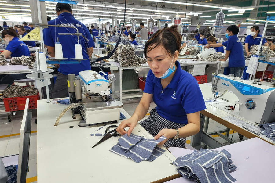 Công nhân làm việc tại Công ty TNHH Sangwoo Việt Nam (huyện Hưng Nguyên, Nghệ An).