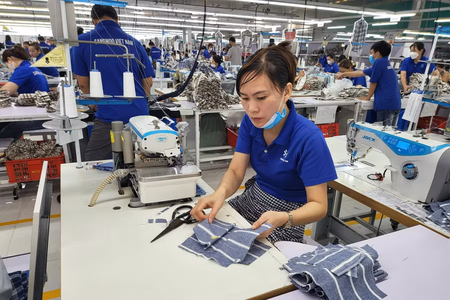 Công nhân làm việc tại Công ty TNHH Sangwoo Việt Nam (huyện Hưng Nguyên, Nghệ An).