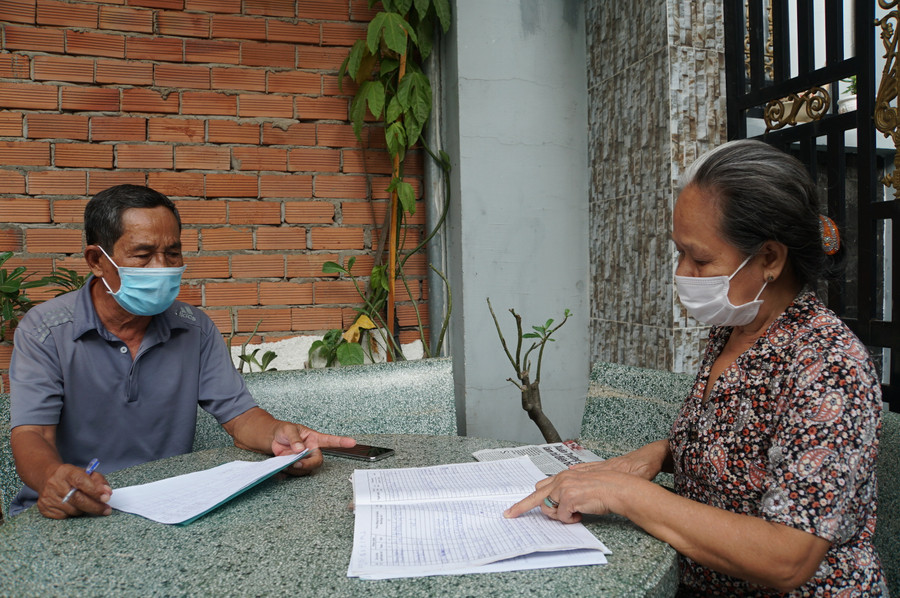 Một cán bộ khu phố ở phường Thạnh Mỹ Lợi, TP Thủ Đức, TPHCM đến từng hộ dân giải quyết thủ tục nhận trợ cấp vì ảnh hưởng của dịch Covid-19, tháng 4/2020. Ảnh: Mạnh Tùng Một cán bộ khu phố ở phường Thạnh Mỹ Lợi, TP Thủ Đức, TPHCM đến từng hộ dân giải quyết thủ tục nhận trợ cấp vì ảnh hưởng của dịch Covid-19, tháng 4/2020. Ảnh: Mạnh Tùng