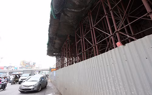 Chiếc xe gặp nạn di chuyển khỏi vị trí thanh sắt rơi trúng. Ảnh: Phương Sơn IMG-6533-5717-1431409814.jpg