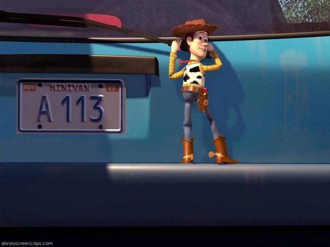 Sau gần 30 năm hình thành và phát triển, mỗi sản phẩm của Pixar đều mang trong mình nhiều điều thú vị mà chỉ các họa sĩ tại đây biết được. Một trong số đó là dòng mật mã A113 bí ẩn xuất hiện trong tất cả các phim của hãng. Dãy mật mã chính là tên một phòng học tại Học viện Nghệ thuật California – nơi trưởng thành của nhiều họa sĩ Pixar và Disney. Ngay từ bộ phim đầu tiên của Pixar - Toy Story ra mắt năm 1995 dòng chữ số A113 đã xuất hiện rất rõ ràng bên cạnh nhân vật Woody. Bật mí về dãy số xuất hiện trong các bộ phim của hãng Pixar