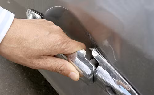 Thanh sắt rơi từ độ cao khoảng 5 m vào đúng tay cầm của cửa xe. Ảnh: Phương Sơn xe-o-to-1631-1431409814.jpg