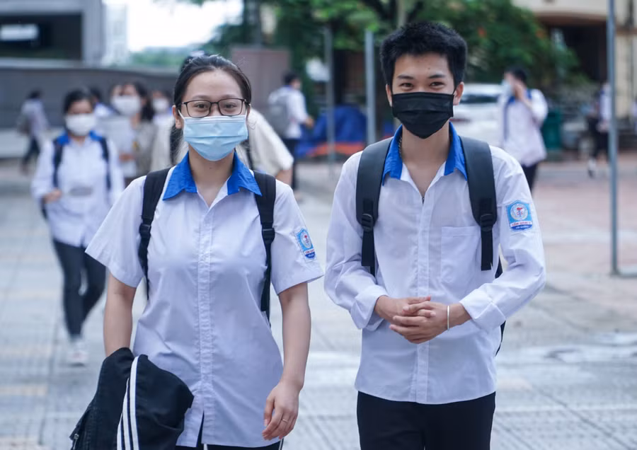 TS tỉnh Hải Dương bước ra khỏi phòng thi trong buổi chiều nay.