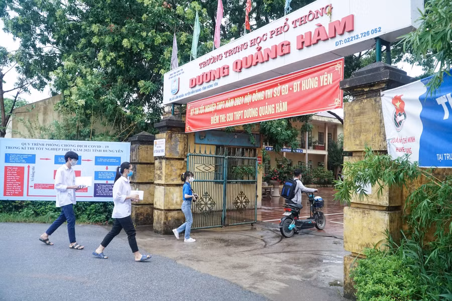 Hình ảnh TS dự thi 2 bài thi tổ hợp trong sáng nay tại tỉnh Hưng Yên.