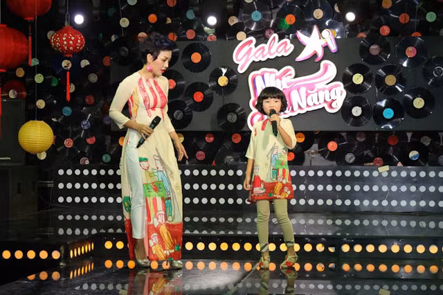  Cô chỉ dạy cho con từng li từng tí để cô bé thể hiện tốt nhất phong độ của mình. 